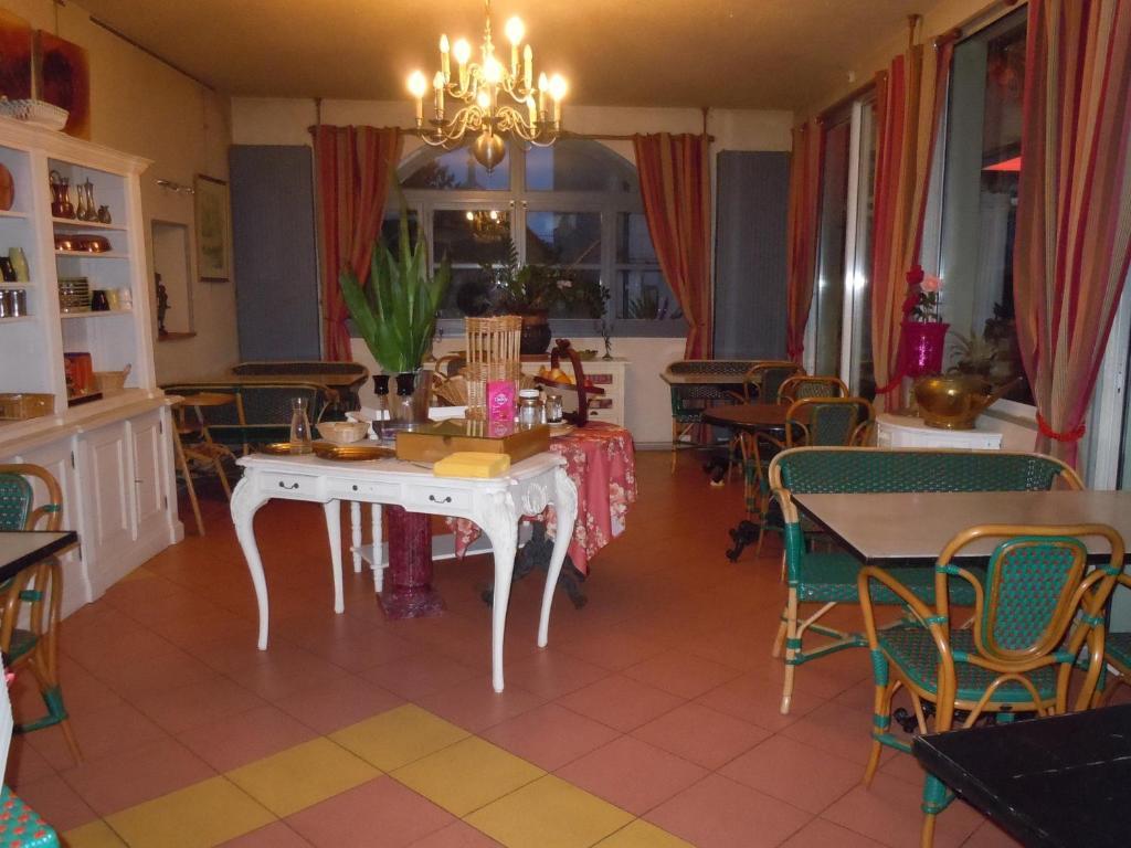 La Croix Blanche Hotel Montrichard Bagian luar foto