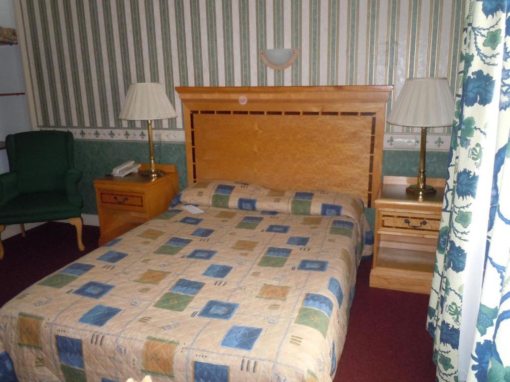 La Croix Blanche Hotel Montrichard Bagian luar foto