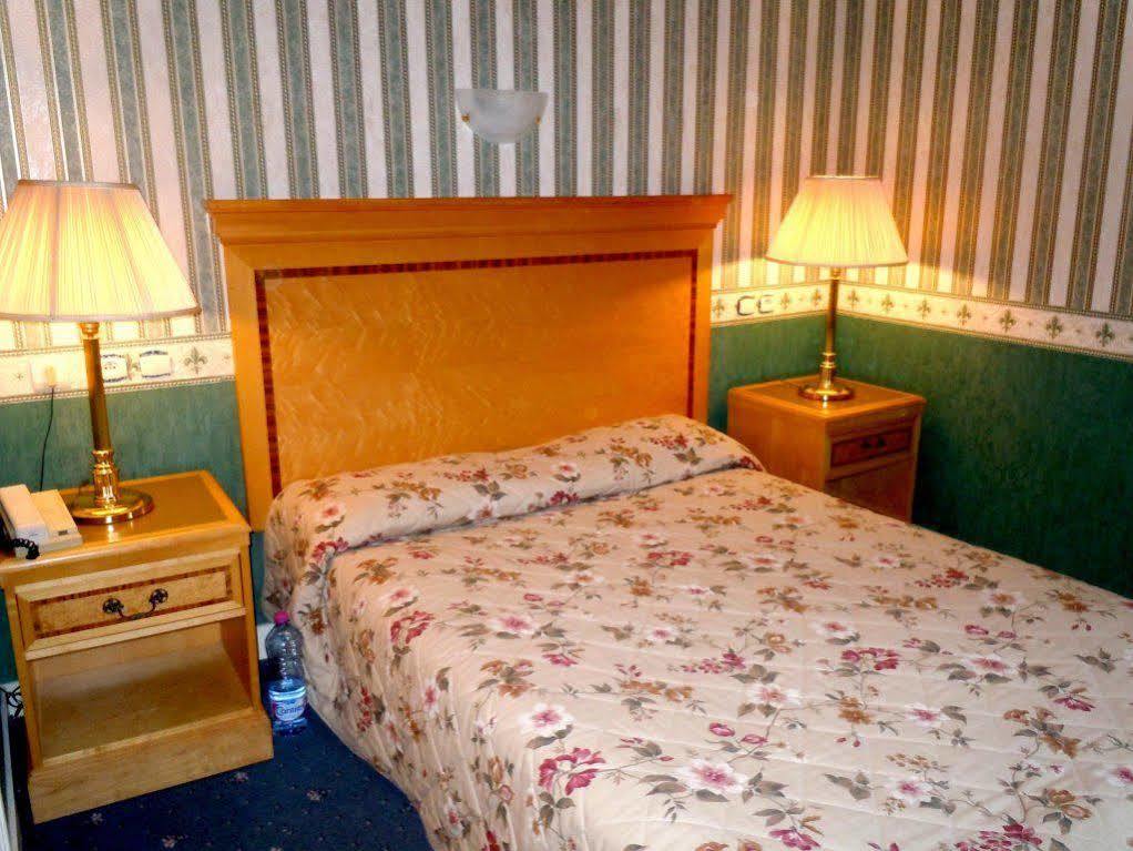 La Croix Blanche Hotel Montrichard Bagian luar foto